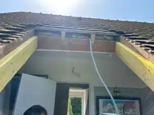 Charpente de la lucarne en cours de création, vue depuis l’intérieur