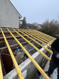 Chevrons neufs posés sur l’annexe avant la couverture