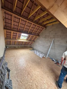 Charpente et dessous de toiture dans les combles avant travaux