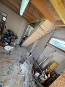 Matériel de chantier dans les combles en cours d’aménagement