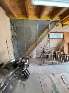 Combles en chantier avec trémie et matériel