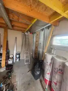 Combles en cours d’isolation, échelle et matériel de chantier