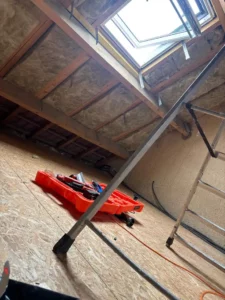 Fenêtre de toit posée dans les combles en cours d’aménagement
