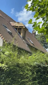 Lucarne vue de près dans la toiture en tuiles