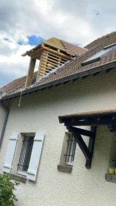 Lucarne en façade d’une maison au toit de tuiles