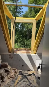 Ossature bois de la lucarne, vue de l’intérieur vers le jardin