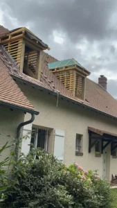Lucarnes créées dans une toiture en tuiles, vues de la façade