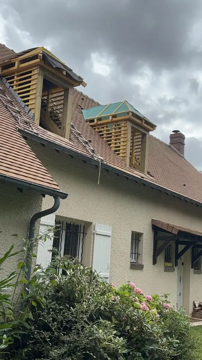 Lucarnes créées dans une toiture en tuiles, vues de la façade
