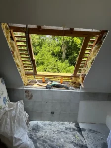 Ouverture de la lucarne vue depuis les combles