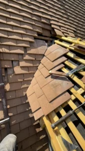 Toiture en tuiles ouverte, liteaux et chevrons apparents pour créer une lucarne