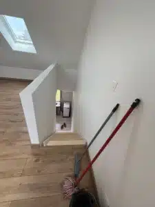 Palier des combles aménagés avec fenêtre de toit et parquet