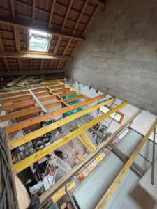 Préparation du plancher des combles entre les solives