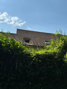 Toiture de la maison vue depuis le jardin