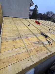 Voligeage en bois posé sur la charpente, outils de couvreur