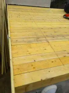 Détail des voliges en bois clouées sur les chevrons